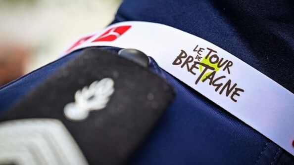 Gros plan du logo du Tour de Bretagne a côté d'un grade de gendarmerie sur une épaule.